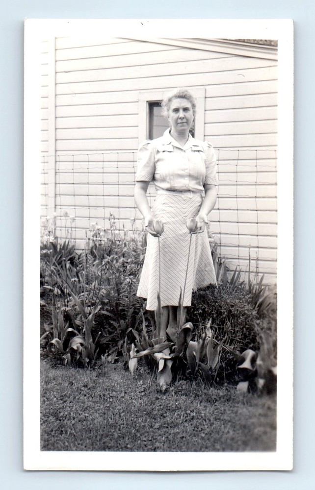 Old Vintage Photo SOLO WOMAN IN YARD HOLDING TULIPS ANTIQUE SNAPSHOT 1943