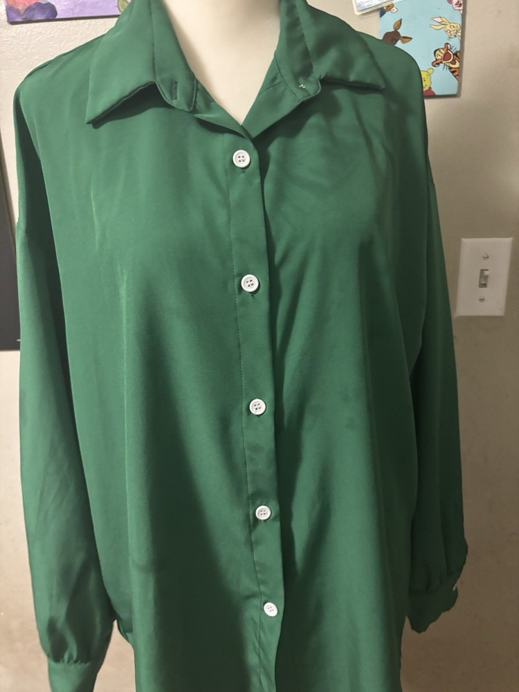 Women’s Green Solid Collared Long Sleeve Button Front Button-Down Shirt Regular