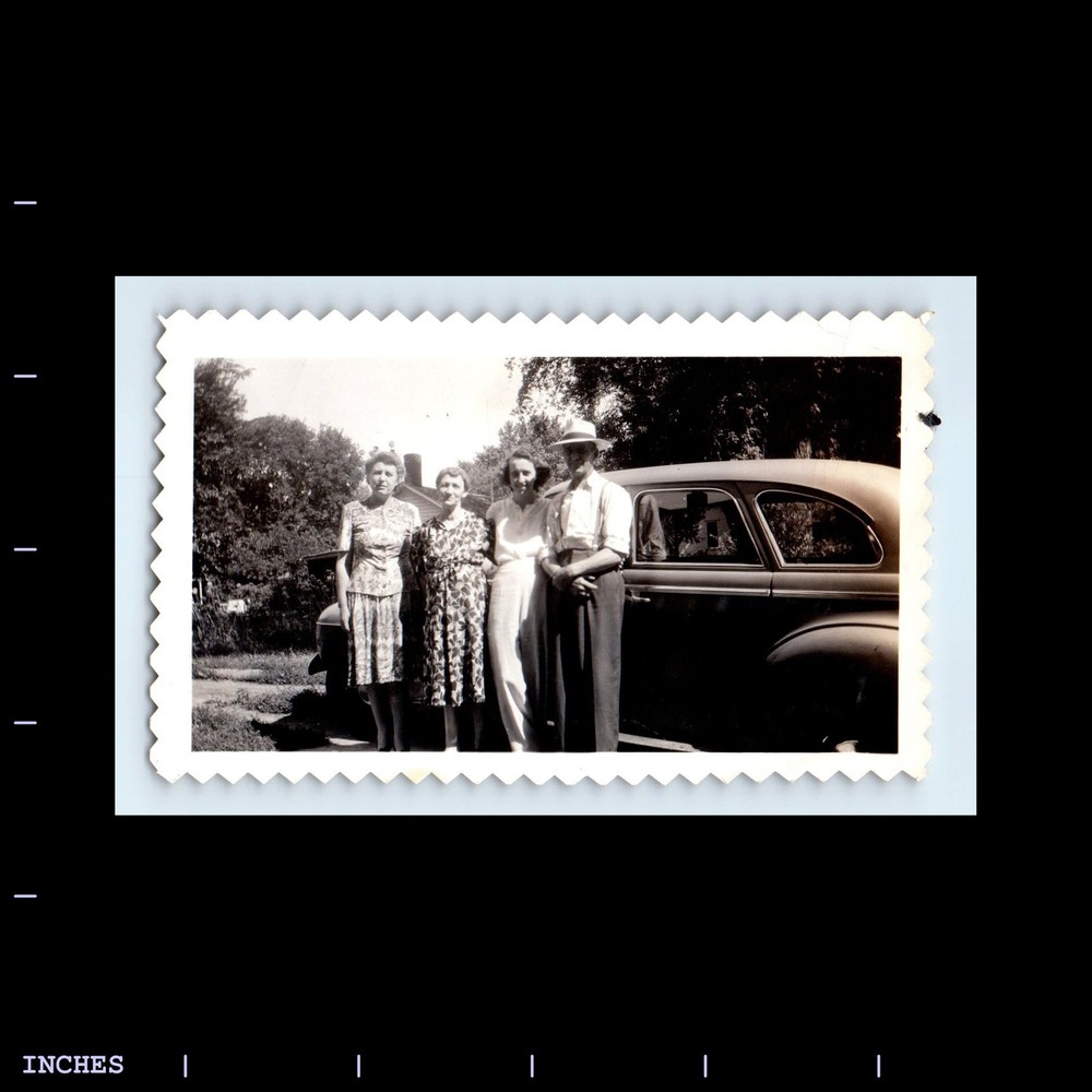 Vintage Photo MAN WOMEN BY CLASSIC CAR