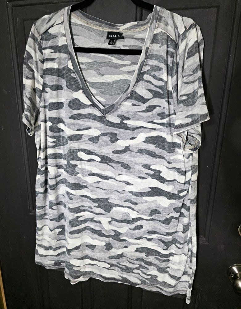 Torrid Gray White Camouflage V-Neck Short Sleeve T-Shirt Womens Plus Size 2