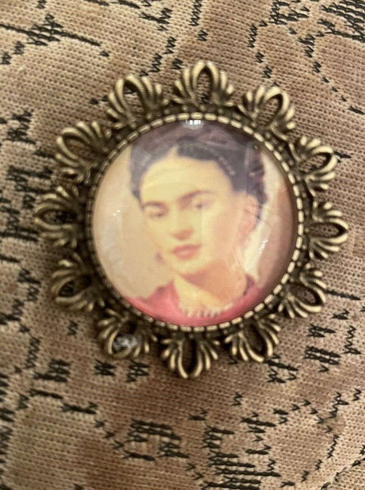 Retro Frida Kahlo Giallo Vintage Bronze Flower Filigree Round Brooch Pin