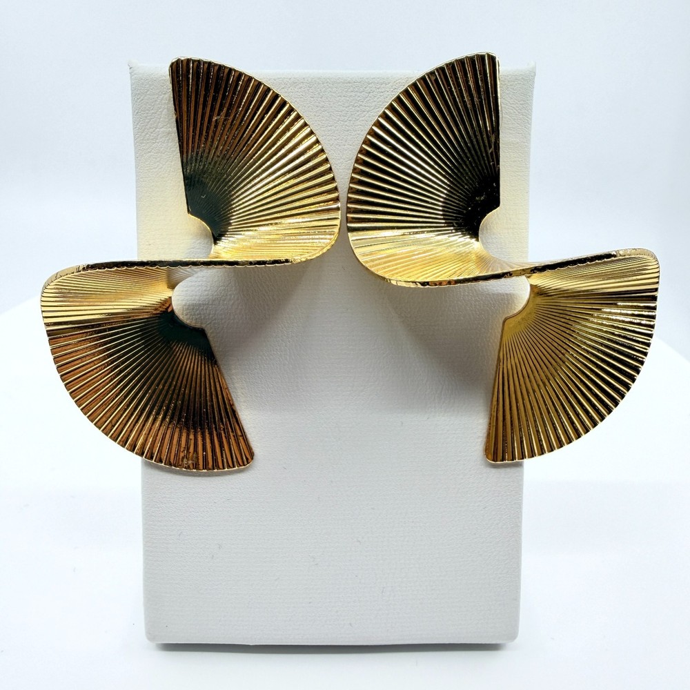 Vintage Retro 80s Gold Tone Ribbed Fan Ribbon Swirl Statement Post Earrings