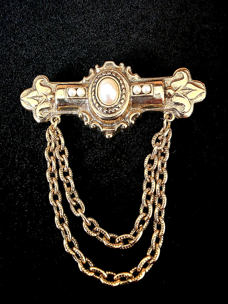 Vintage Gold‑Tone Pearl Chain Brooch – Ornate Victorian Revival Style