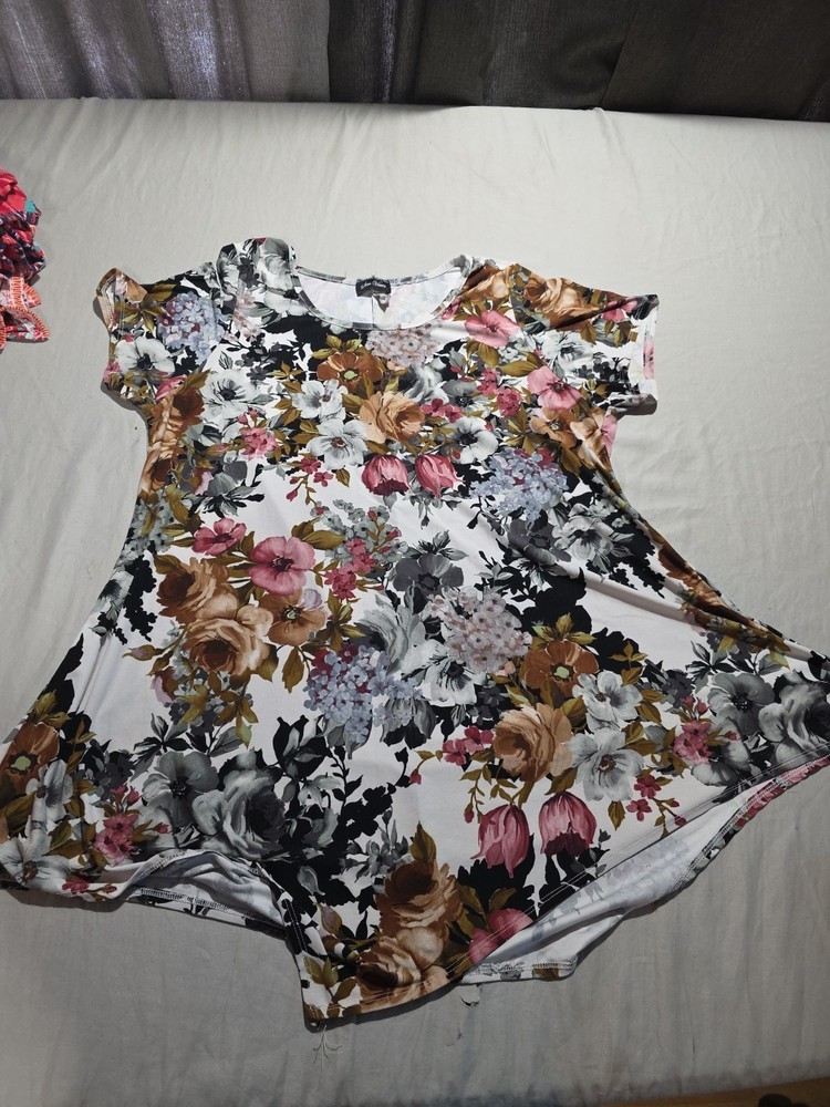 Star Vixen Floral top 2XL