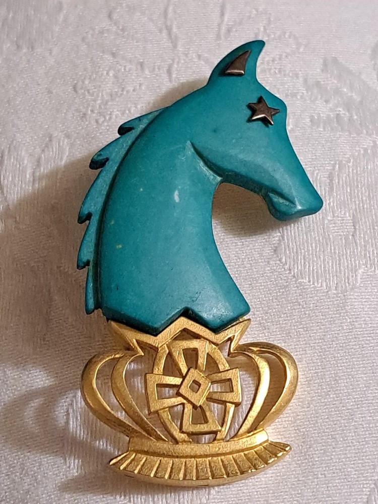 VTG Unsigned Chess Knight Brooch Horse Head Faux Turquoise Trifari Style