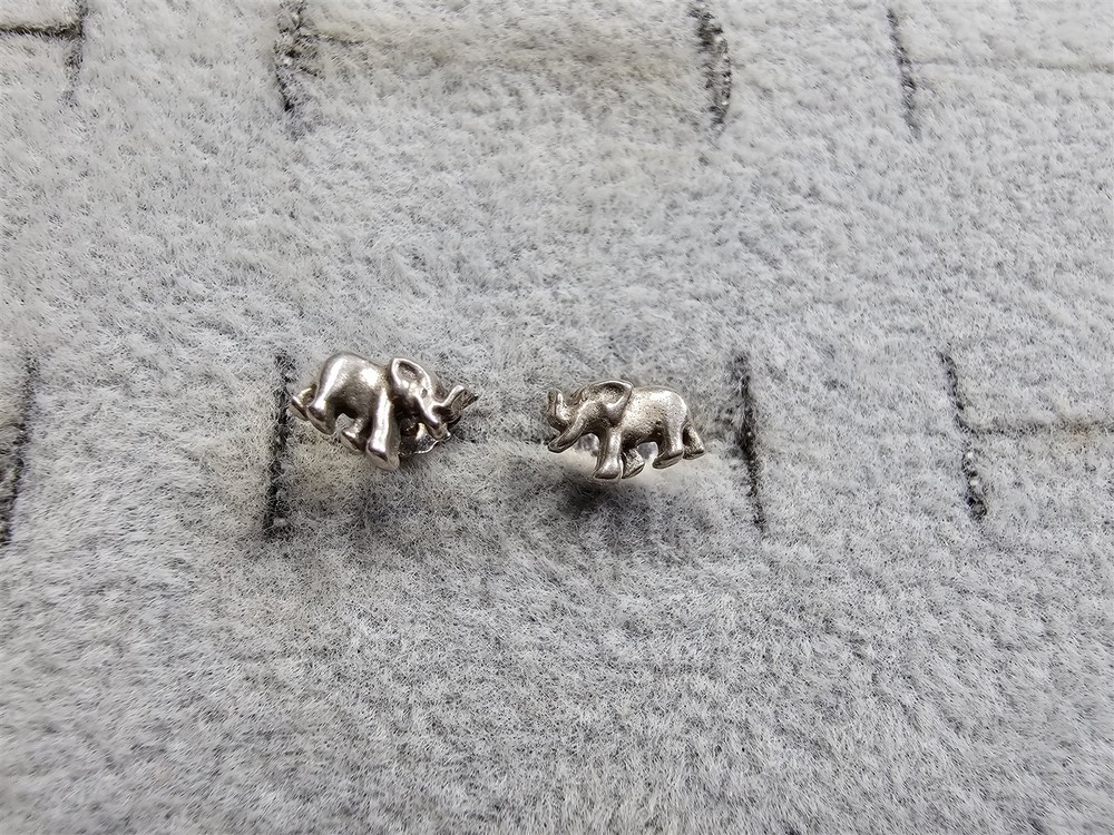 Grandma Grabe's Beautiful Vintage 925 Sterling Silver Elephant Stud .68G Earring