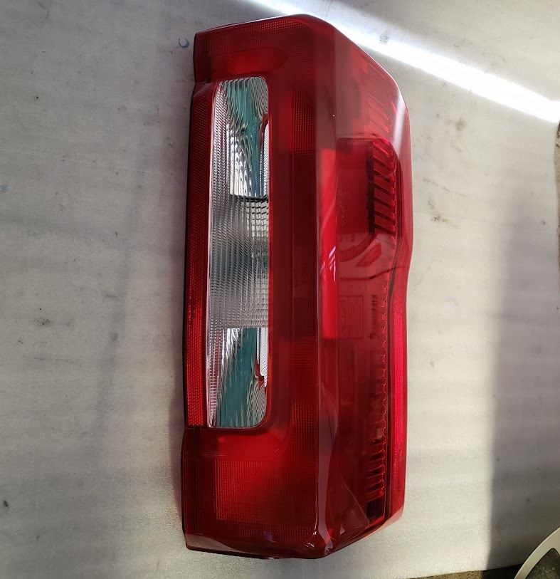 Ford F250SD Pickup 23 Incandescent Passenger Tail Light 565218