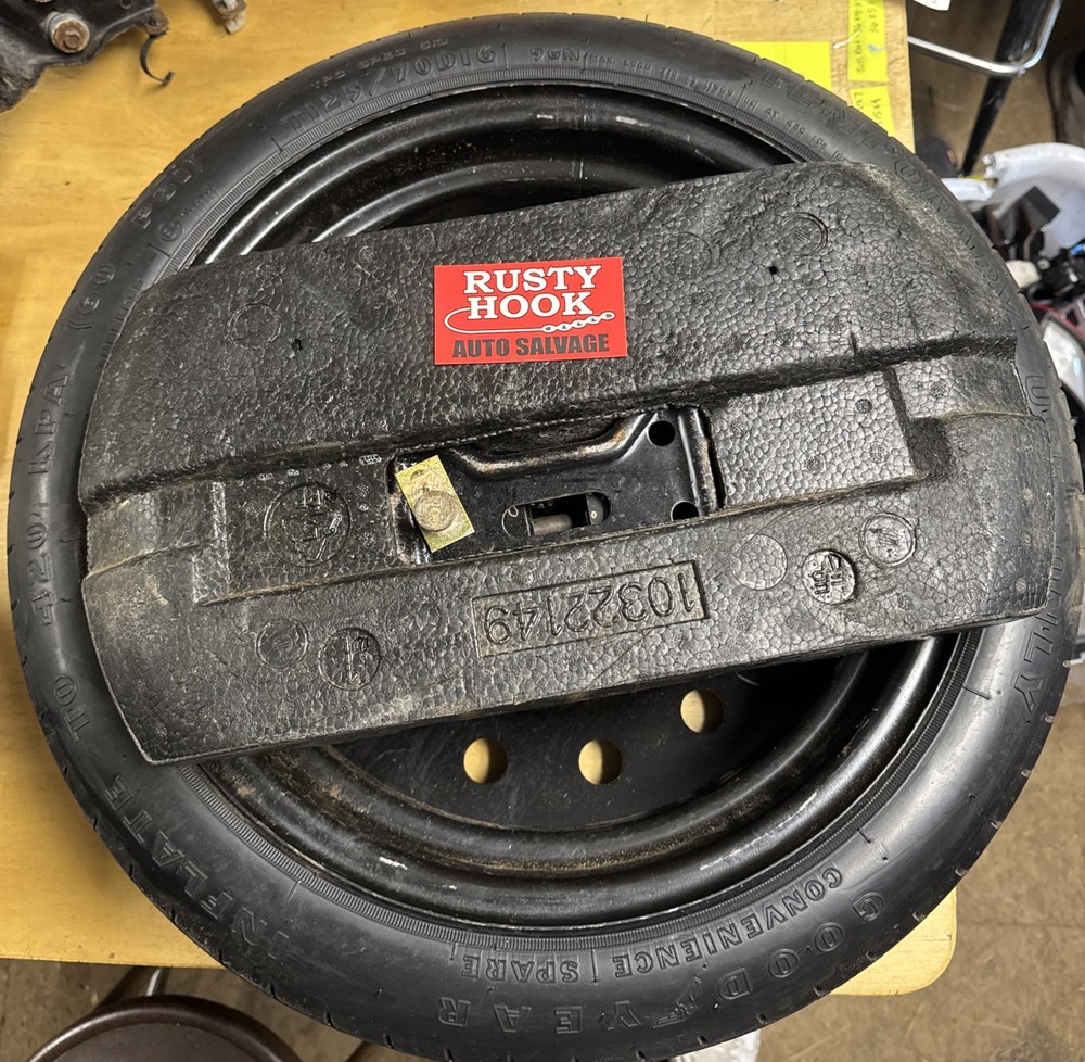 2008 Chevrolet Impala OEM Jack Assembly w/ Foam Insert 10322149