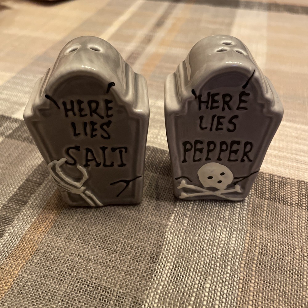 Cracker Barrel Stoneware Spooky Tombstone Salt and Pepper Shakers NWT Halloween?