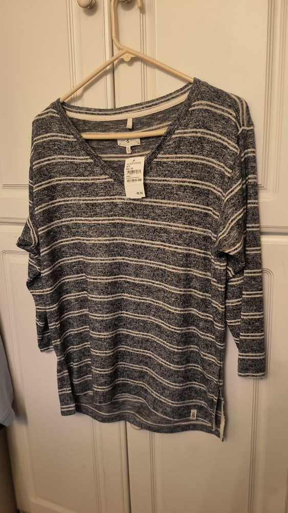 NWT $49.50 Lou Grey Top Size XS 3/4 Sleeve V neck Super Soft (L3