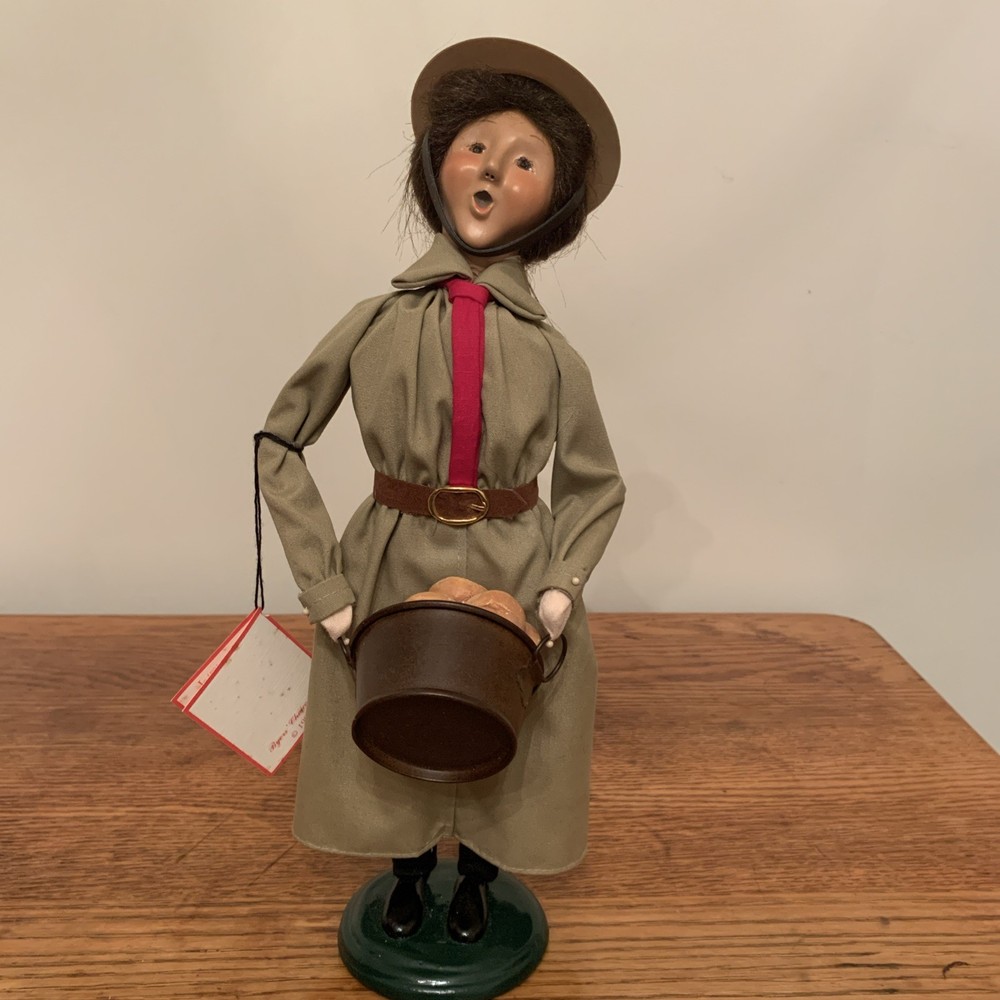 Byers Choice Salvation Army Woman Caroler With Bagels 2002 GUC