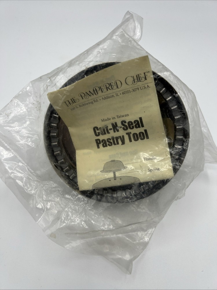 Pampered Chef Cut-N-Seal 4-inch Pastry Tool for Sandwiches Biscuits Tarts New