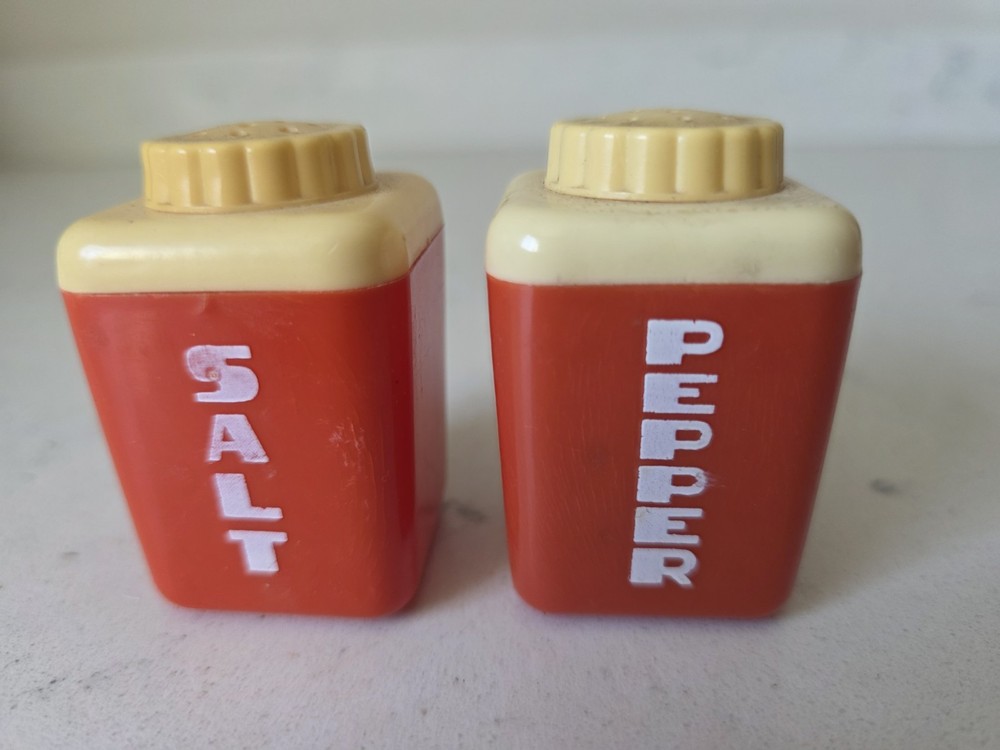 Vintage 1940's Red & White Plastic Salt & Pepper Shakers LUSTRO WARE Kitchen Set