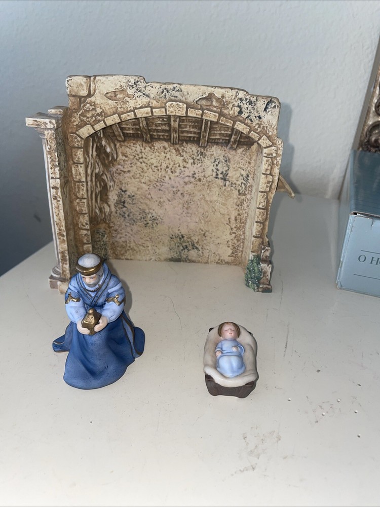 AVON 1989 “O Holy Night” Nativity Resin Crèche And Porcelain King & Baby Jesus