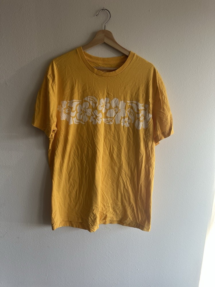 Vintage Mens Yellow Hawaiian style flower T-shirt Size Large Old Navy Single Sti