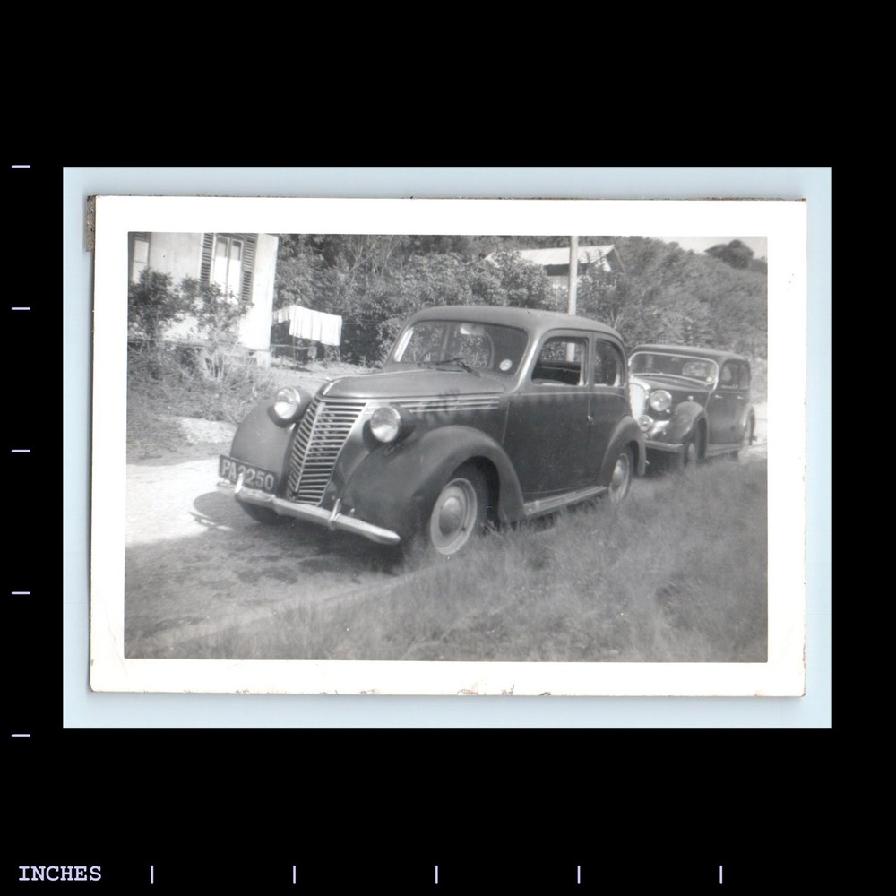 Old Vintage Photo CLASSIC CAR IN DRIVEWAY LAUNDRY CLOTHESLINE