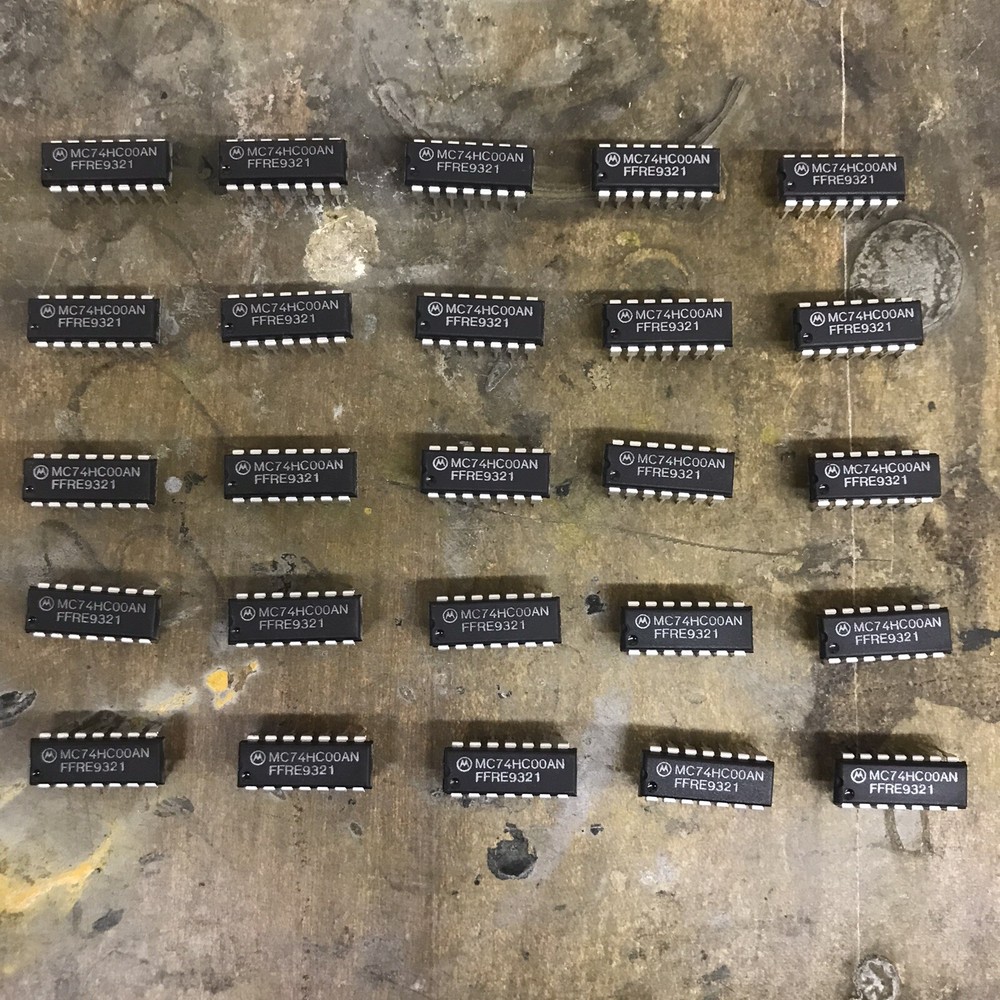 Lot of (25) MC74HC00AN Motorola 4 Channel 2-input NAND gate 14 PIN DIP Quad