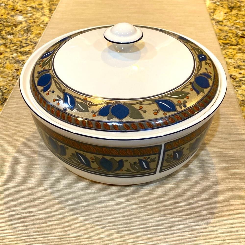 Mikasa Arabella Ultra Ceram Bake& Serve casserole w/ lid dish. Vintage pattern.