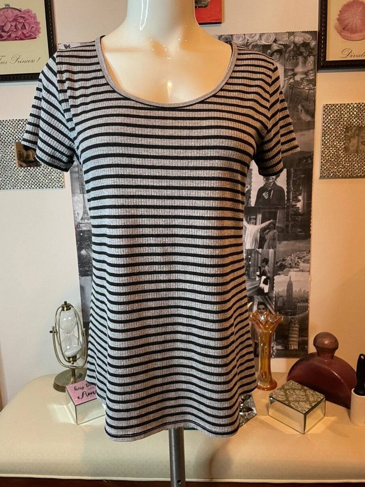Woman's LuLaRoe Ribbed Black and Gray Stripe Pattern Hi-lo Classic T Size XS