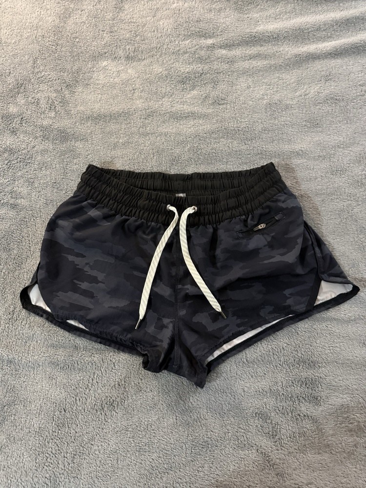 Vuori Women's Clementine Shorts 2 Inch Black Camo Size Medium M Running Gym Yoga