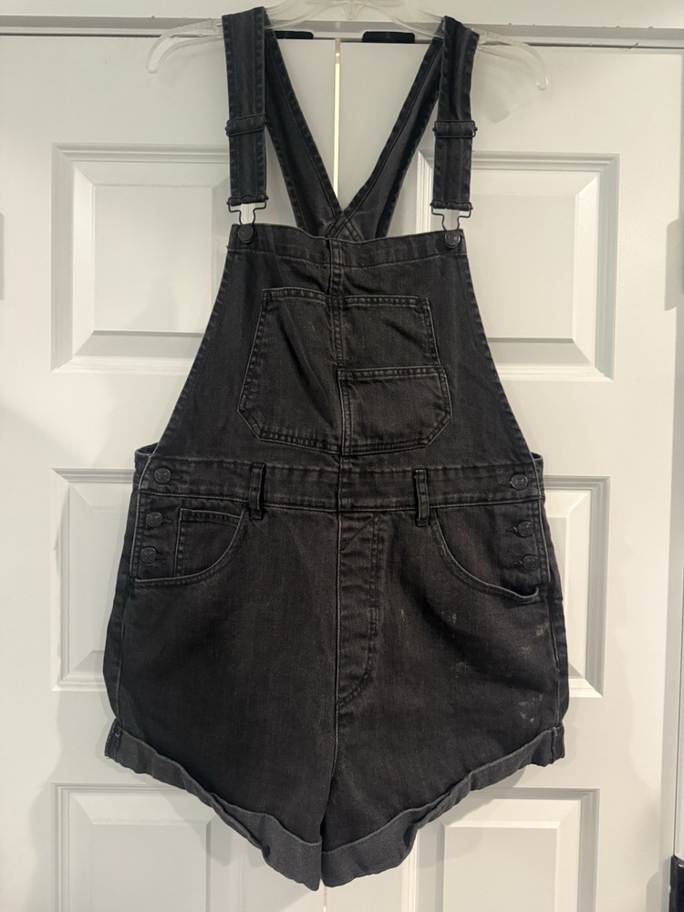 Free People Ziggy Shortalls Size XL EUC SR-28/25 Blk Denim *DEFECT IN MATERIALWaist 19.5” Inseam 3”