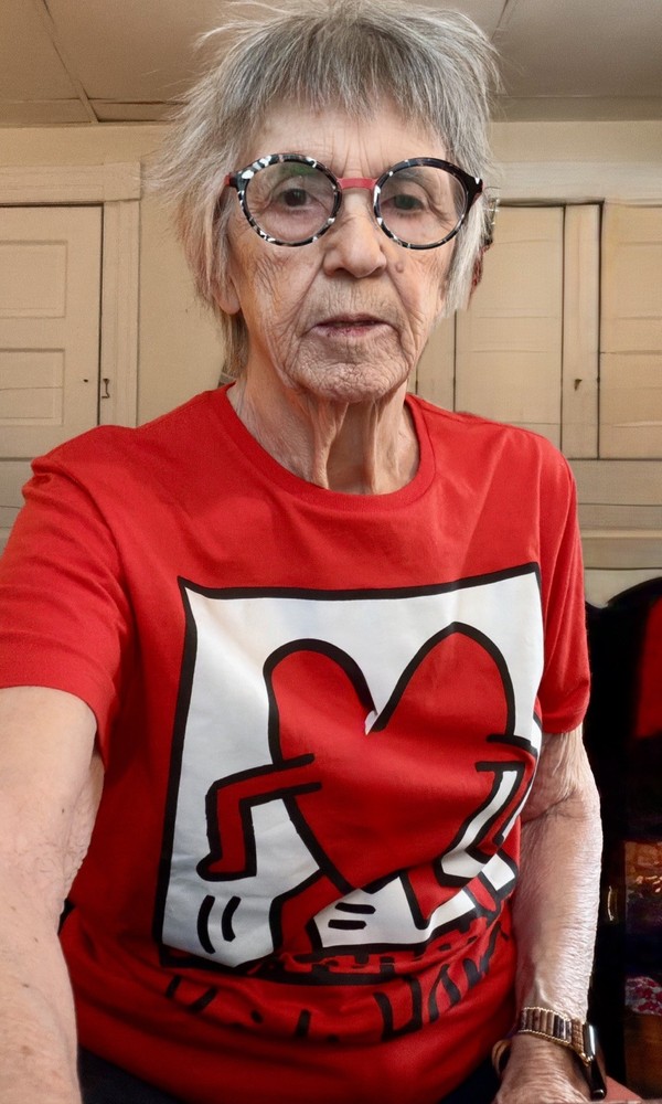 Keith Haring Huge Heart T Shirt  size sm/med. Length '25/1/2 