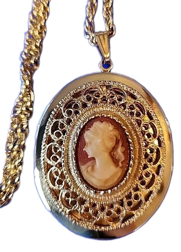 Vintage Romantic Photo Locket Gold-Tone Filigree Cameo with 24