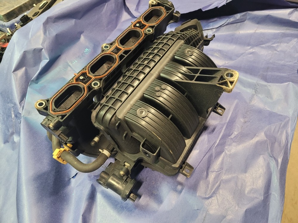 OEM Nissan Altima 2.5L Upper Intake Manifold 2013 2014