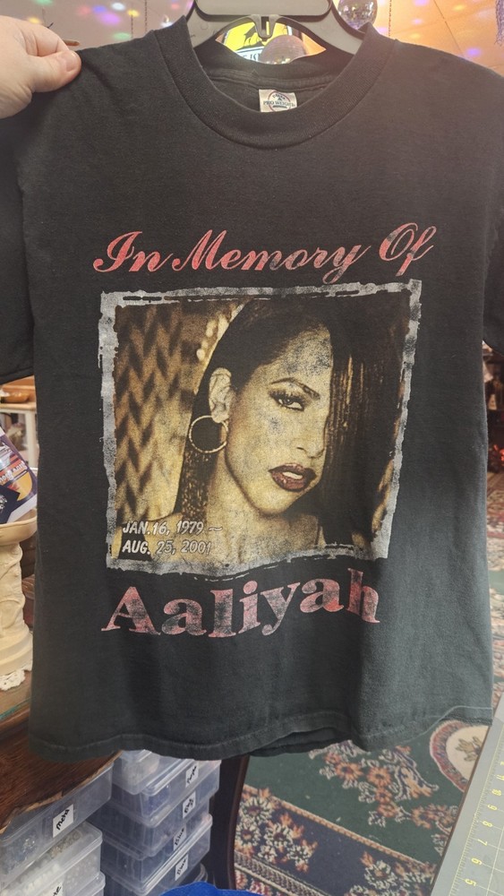 Vintage 2001 In Memory Rest In Peace OG Aaliyah T Shirt M Light Fade No Damage
