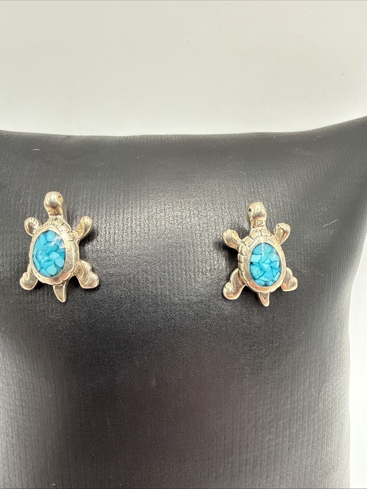 Vtg Sterling Siver Crushed Howlite Sea Turtle Stud Earrings. 3.9 Grams. Hallmk