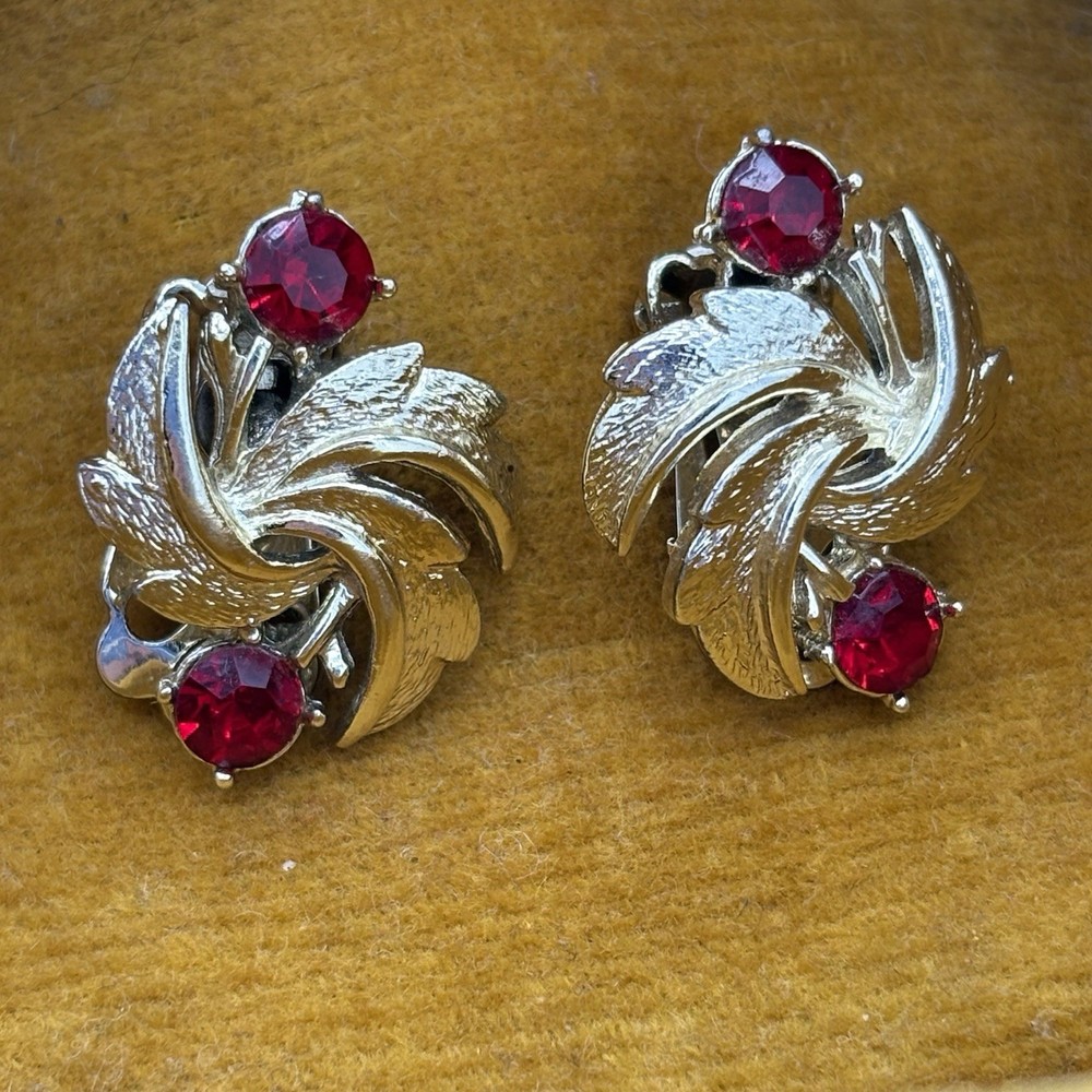 Vintage Coro Ruby Red Rhinestone Gold Tone Clip On Earrings