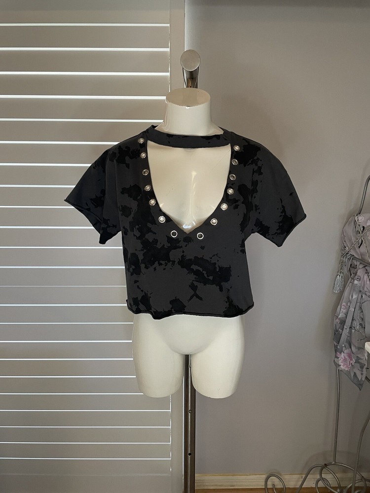 Woman’s Forever 21 Charcoal Gray Black Pattern Keyhole Neck Cropped T- Shirt S