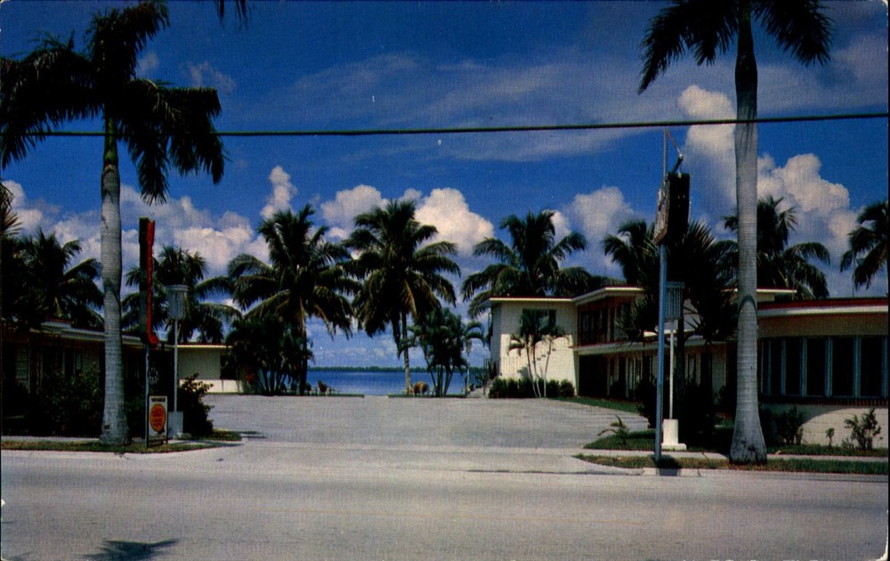 River Court ~ Fort Myers Florida FL ~ Caloosahatchee River ~ 1950s postcard