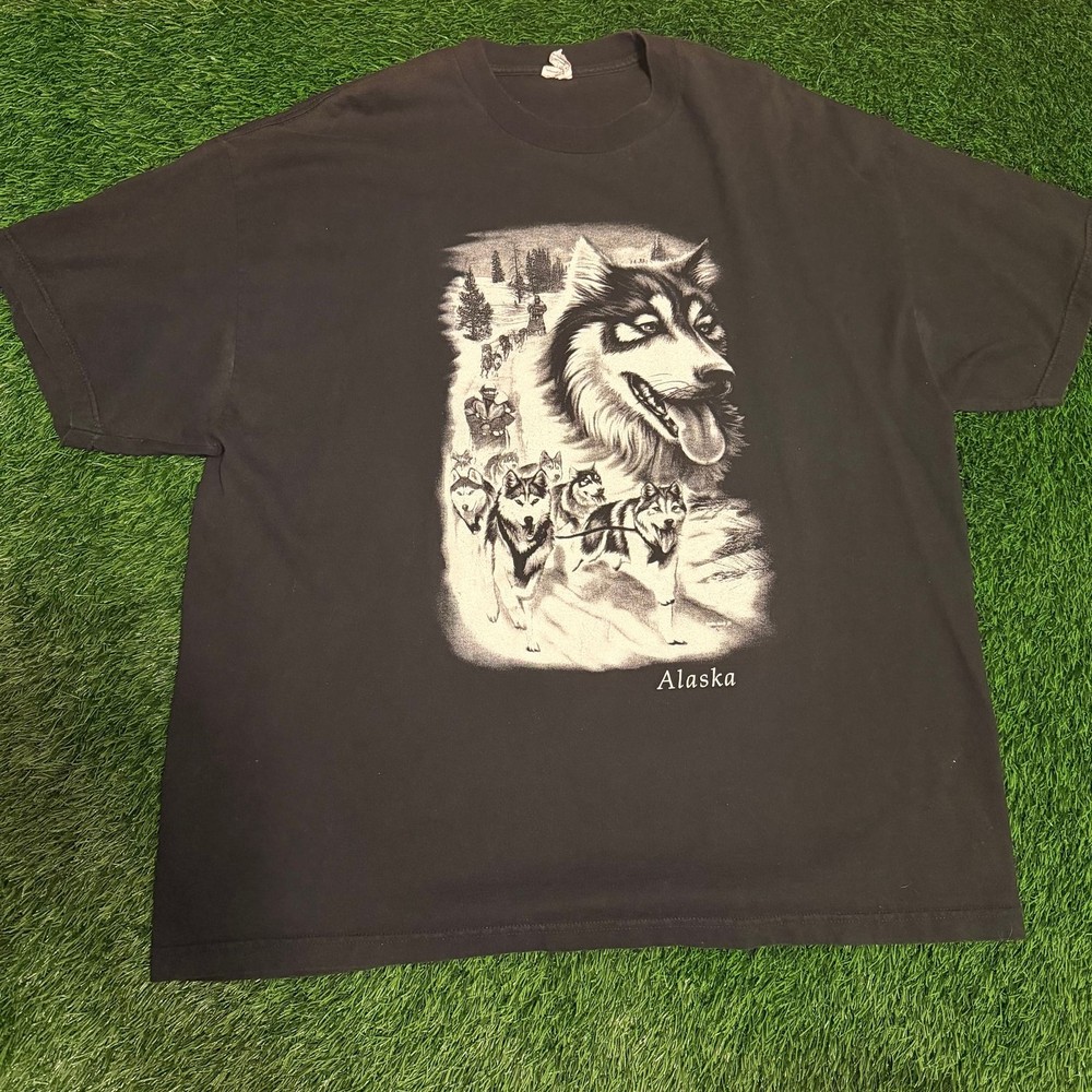 Vintage Alaska Wolf Graphic T-Shirt