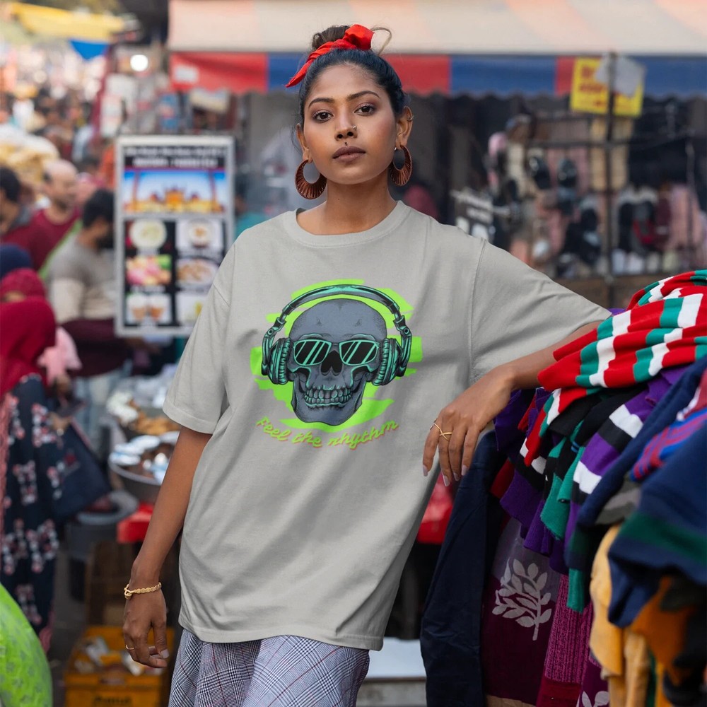 Trendy Women's Oversized Round Neck Tee: Short Sleeves & Bold Graphic Design