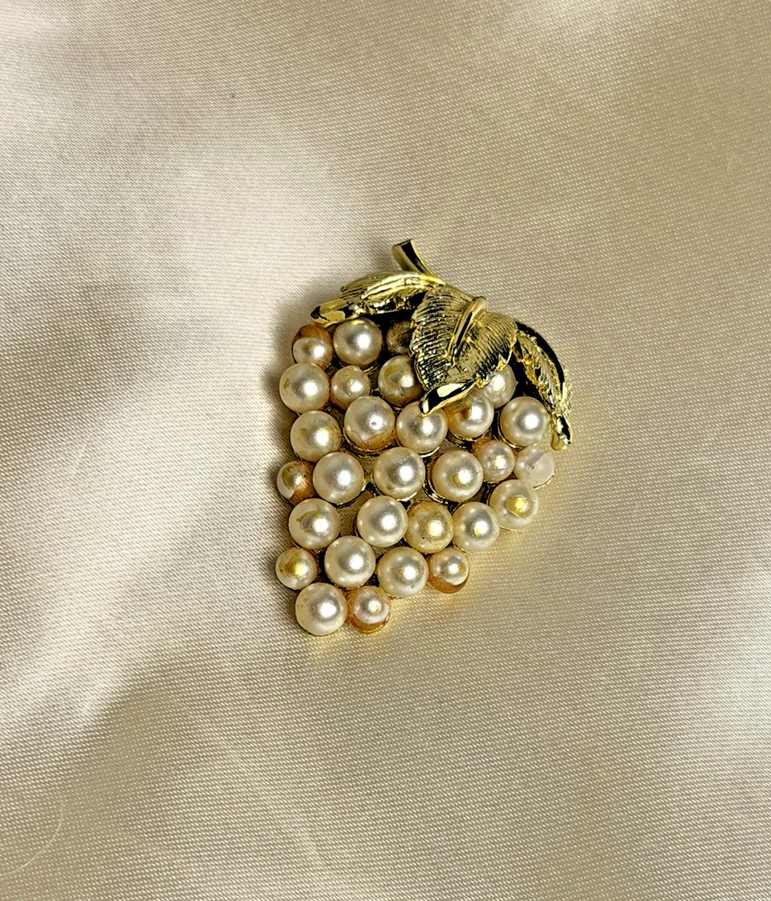 Vintage Gold Tone Grape Faux Pearl Brooch Pin Cluster Leaves 1.5”