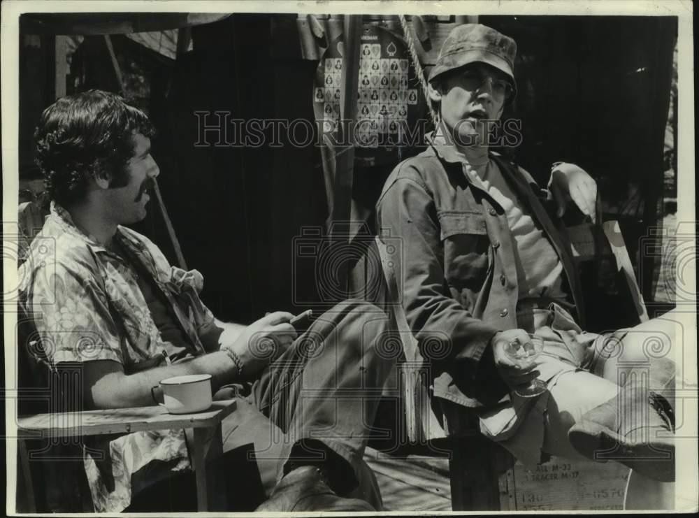 1970 Press Photo Elliott Gould and Donald Sutherland star in 