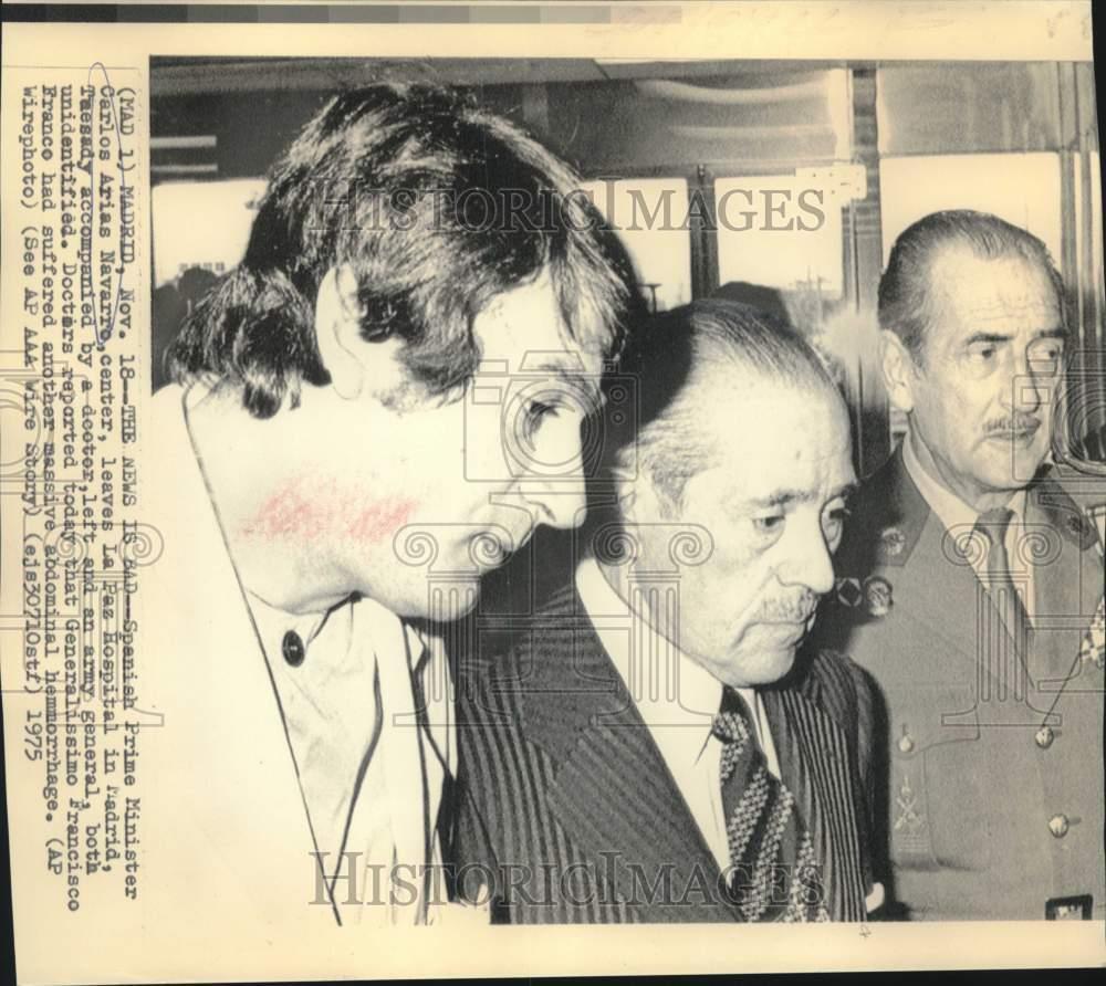 1975 Press Photo Spanish Premier Navarro leaves La Paz Hospital in Madrid