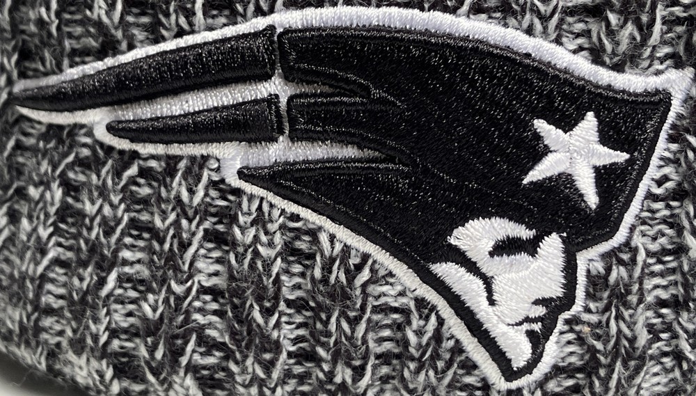New England Patriots Adult New Era Cuffed Knit Pom Fleece Lined Black  White EUC