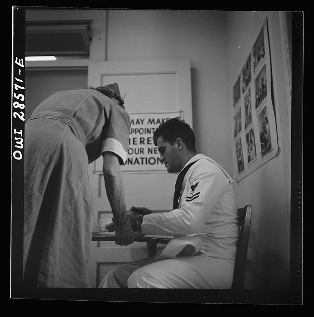 Photo:Washington DC 1943 American Red Cross blood donors refreshments