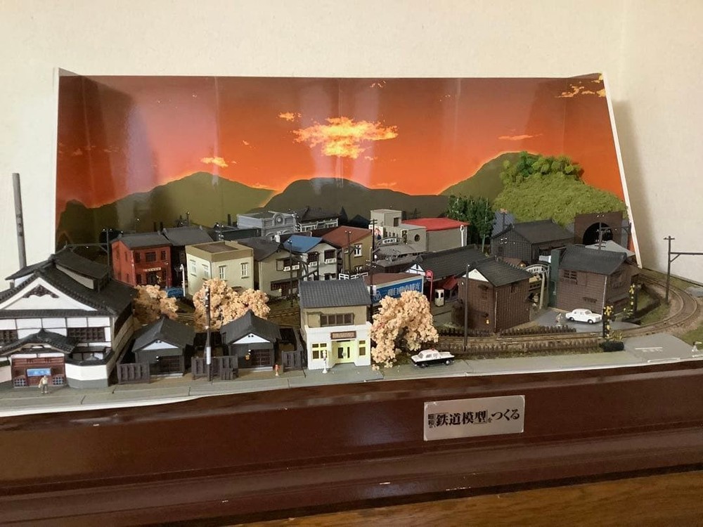Only the finished diorama that makes model trains from the Showa era comes with