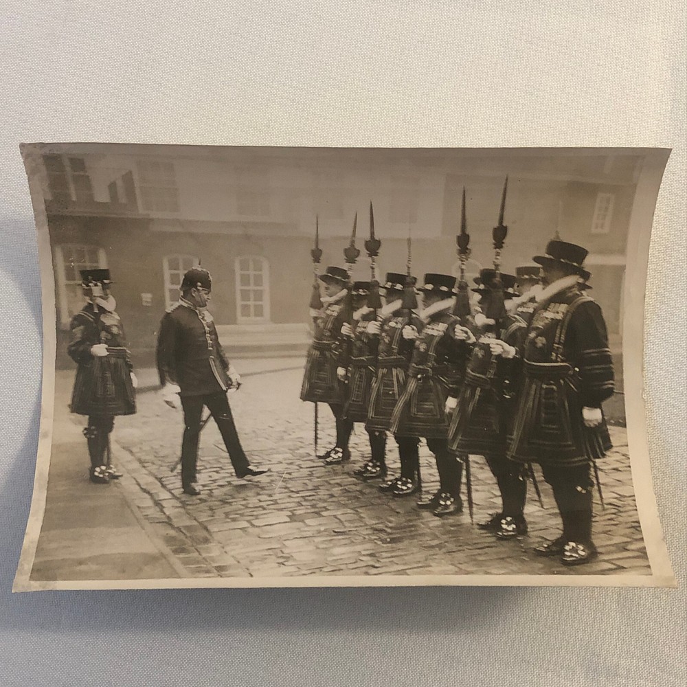 Press Photo Photograph Tower of London Beefeaters Guards 1931 Christmas Day