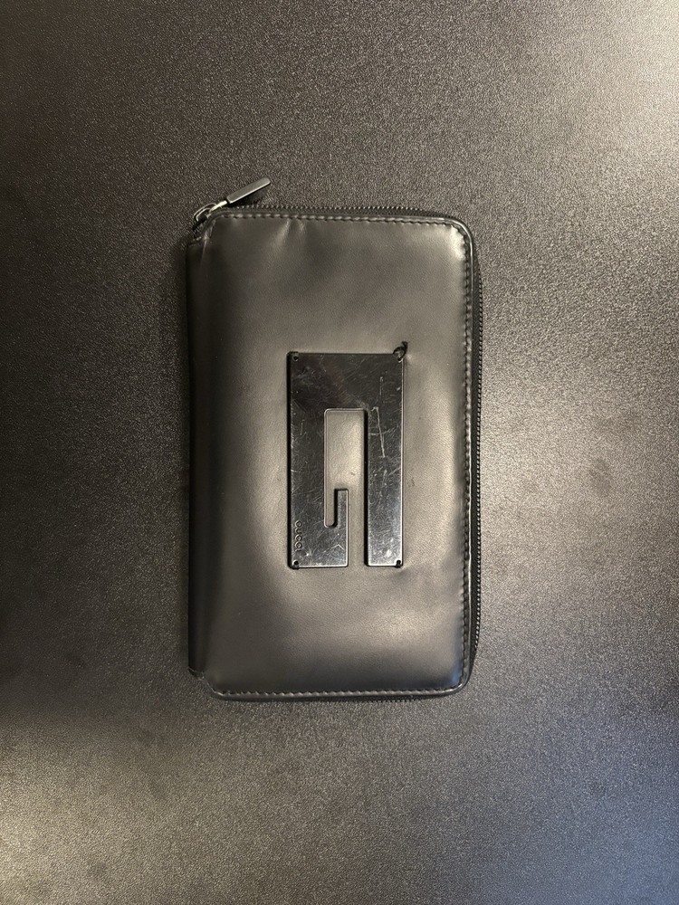 Gucci Black Leather Zip Around Wallet Metal G