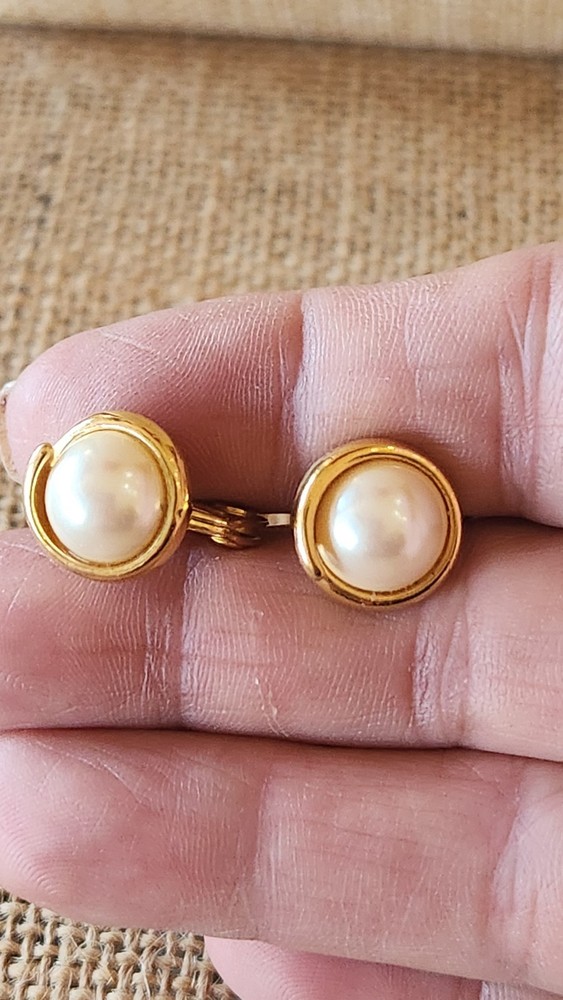 Vintage Monet Clip On Earrings Goldtone W/ Pearls Beautiful Measure .50