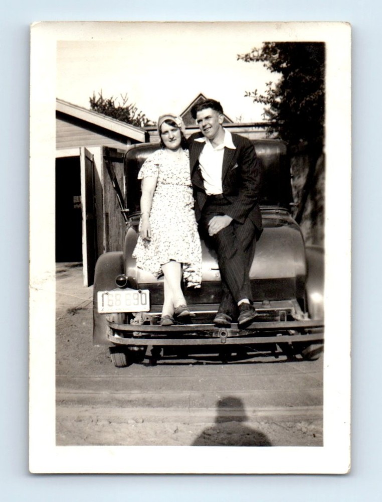 Old Vintage Photo FLAPPER ERA MAN WOMAN COUPLE CLASSIC CAR SHADOW SNAPSHOT