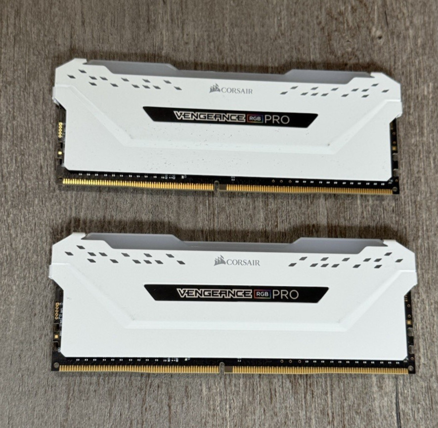 Corsair Vengeance RGB PRO DDR4 3200 16GB RAM KIT - WHITE