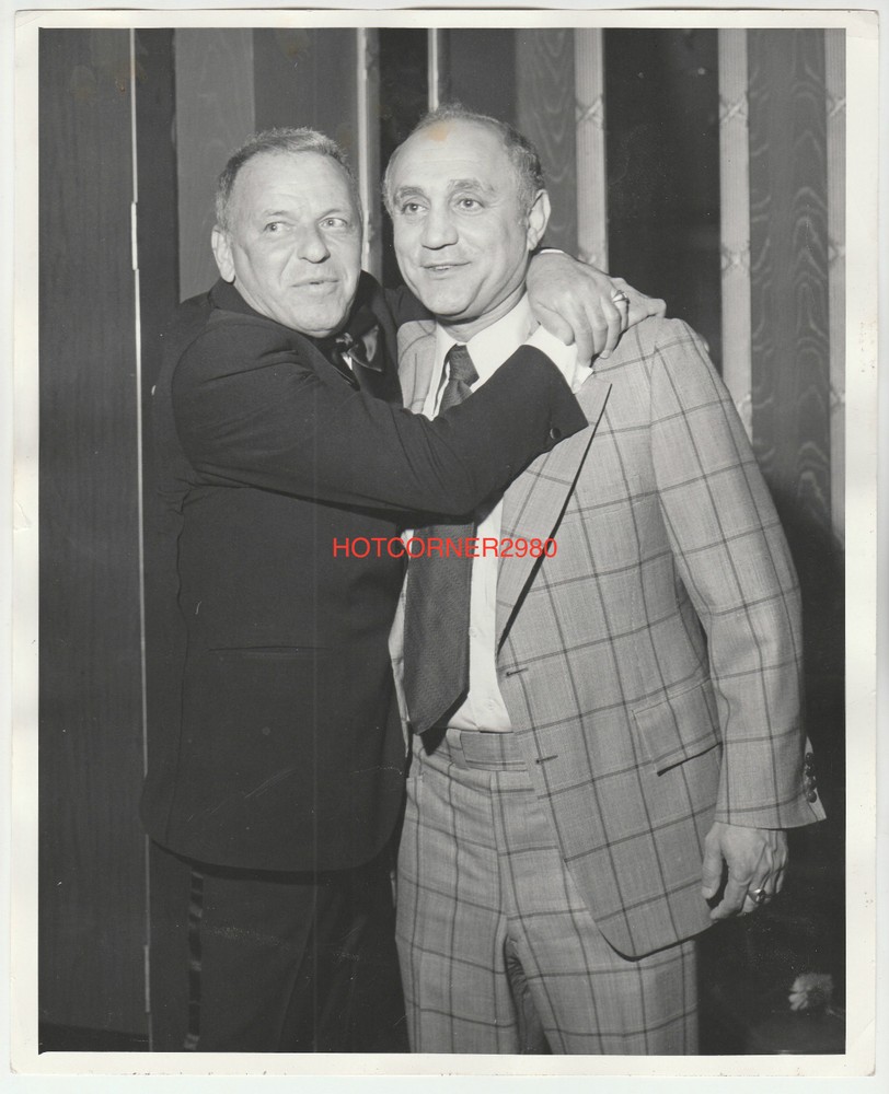 Frank Sinatra 1975 Original Candid 8X10 Photo Very Rare Image!