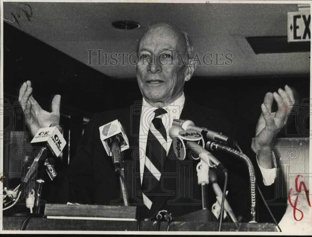 1980 Press Photo Albany, New York Mayor Erastus Corning at press conference