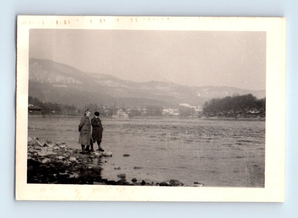 Old Vintage Photo MAN WOMAN STANDING BY WATER ORIGINAL SNAPSHOT PICTURE