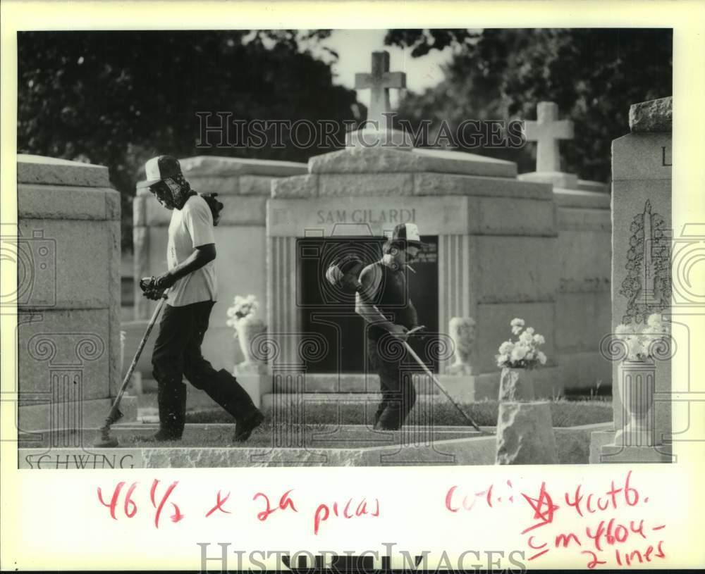 1989 Press Photo Eugene Rollins and Oreste Mato cut grass at Metairie Cemetery